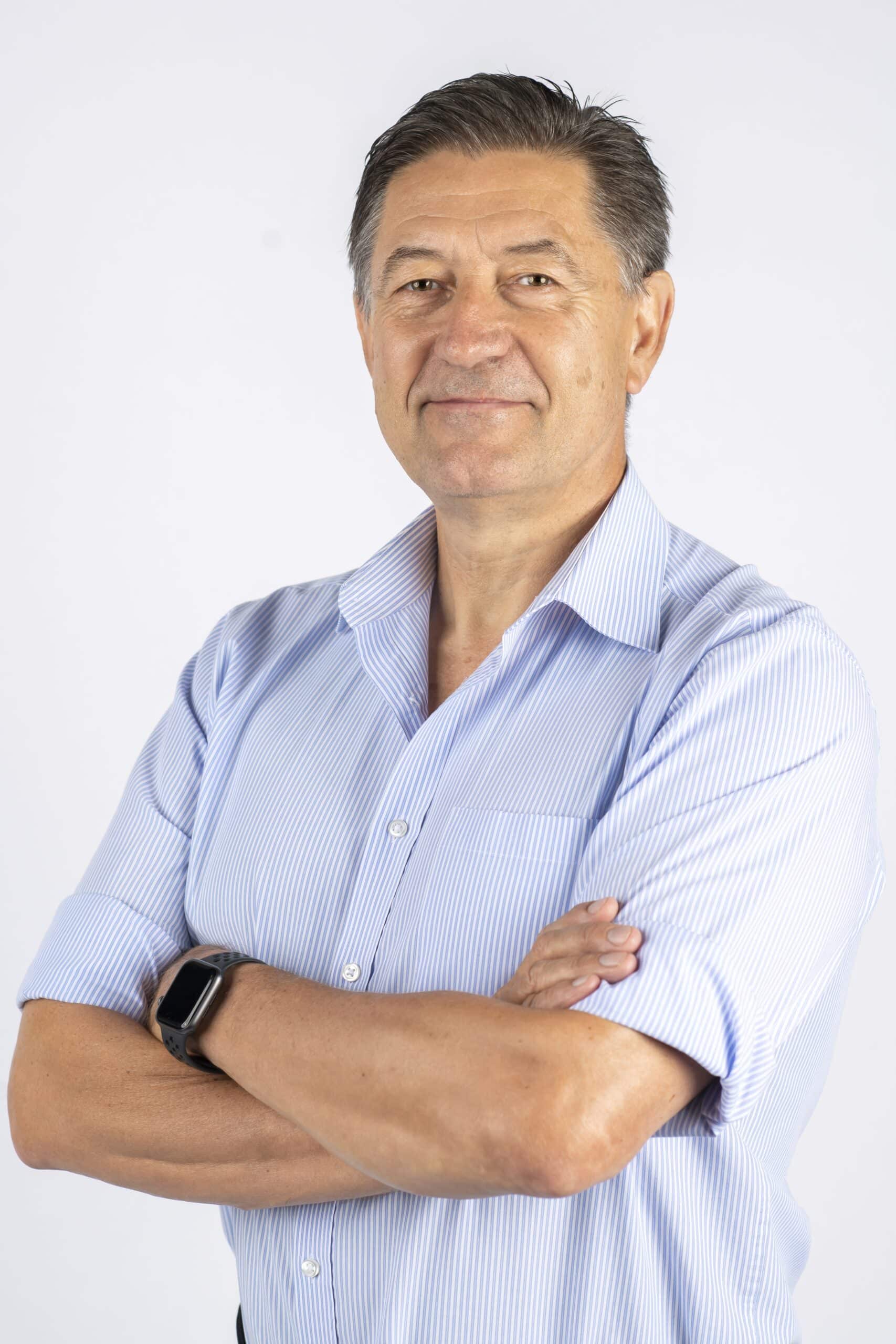 A man wearing a blue shirt and a black bel